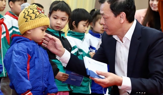 Đoàn công tác Bộ Y tế thăm, tặng quà các cơ sở y tế và trẻ em có hoàn cảnh khó khăn ở Tuyên Quang