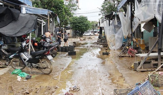 Xuất hiện nhiều vết nứt lớn, Đà Nẵng công bố tình huống khẩn cấp về thiên tai