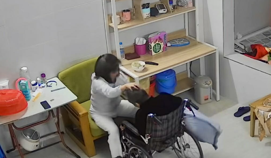 Xác minh thông tin nữ giúp việc dí đầu, tát liên tiếp vào cụ bà ngồi xe lăn, mặc cụ kêu 'đau quá'