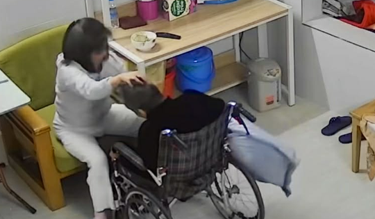 Nỗi ân hận của gia đình cụ bà ngồi xe lăn nghi bị giúp việc bạo hành