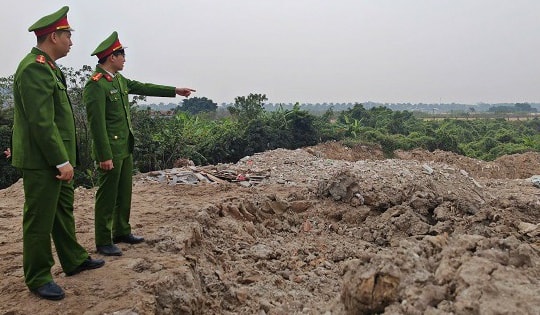 Hà Nội: Phát hiện, xử lý đường dây đổ trộm gần 8.000 tấn chất thải tại xã Bát Tràng