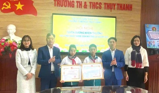 Đi học, hai học sinh lớp 6 nhặt được số tiền lớn  đánh rơi