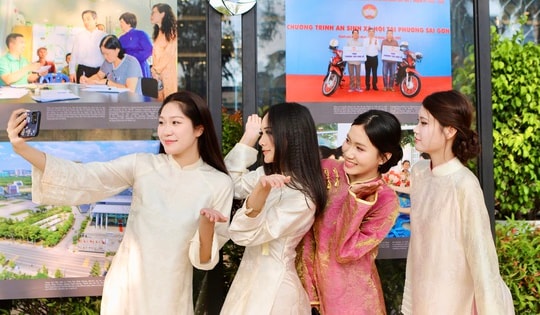 Người dân thích thú check-in Con đường nhiếp ảnh 'độc nhất vô nhị' ở TPHCM