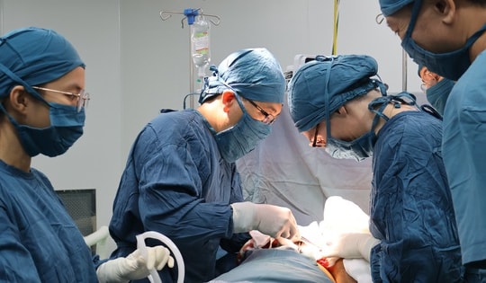 Bệnh viện tuyến tỉnh phối hợp chuyên gia nước ngoài phẫu thuật thành công bướu vú 4,5 kg