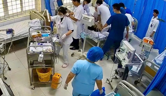 Căng thẳng 50 phút ép tim cứu sống nam sinh viên 22 tuổi ngã gục trên giảng đường