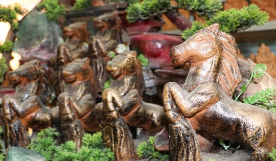 Độc đáo những linh vật ngựa đất nung chuẩn bị đón Tết Bính Ngọ 2026