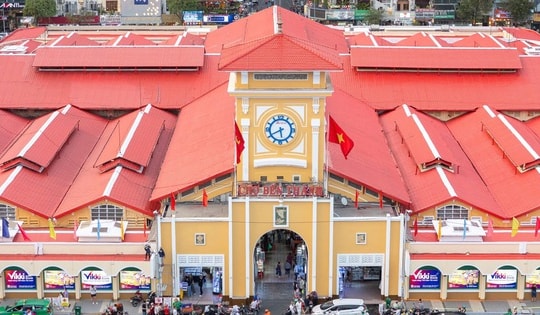 Chợ Bến Thành ‘thay áo mới’ đón Tết