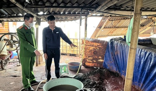 Tạm giữ chủ 2 xưởng phân kim xả chất thải nguy hiểm ra môi trường