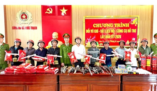 Giao nộp vũ khí được nhận bánh chưng, quà Tết