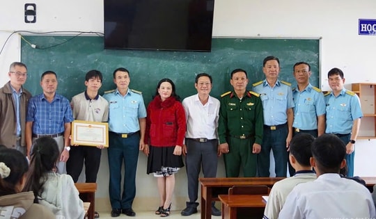 Khen thưởng học sinh lớp 11 vì hành động cứu nạn