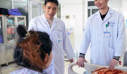 Kíp bác sĩ xuyên đêm lên đường cứu sống sản phụ nguy kịch ở vùng biên