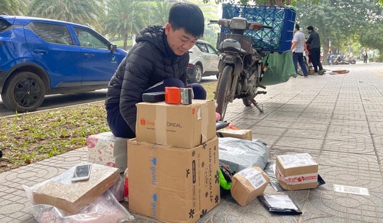 Shipper hối hả mưu sinh ngày giáp Tết