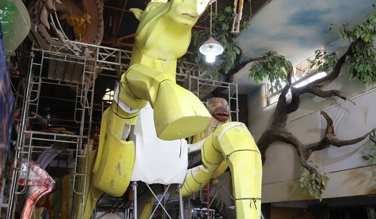 Thâu đêm chế tác linh vật ngựa khổng lồ biết cử động cho đường hoa Nguyễn Huệ 2026