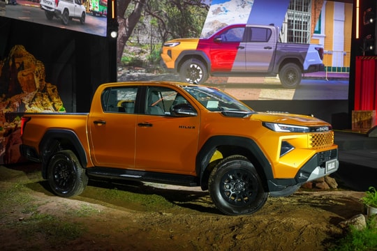Toyota Hilux lột xác, tạo sức ép tới 'vua bán tải' Ranger bằng chiến lược giá