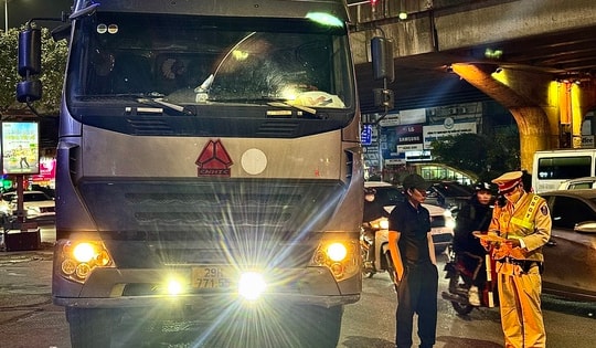 Đứng trước xe tự tay mình lắp thêm đèn chiếu sáng, tài xế thừa nhận 'có chói'