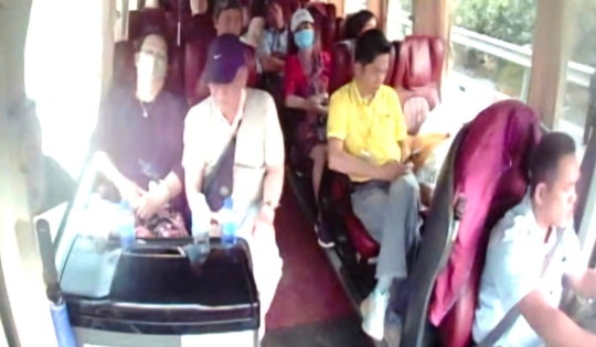 Không thắt dây an toàn trên xe khách, cả tài xế và hành khách đều bị xử phạt