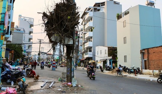 Dãy cột điện ‘án ngữ’ giữa tuyến đường hơn nghìn tỷ đồng ở TPHCM