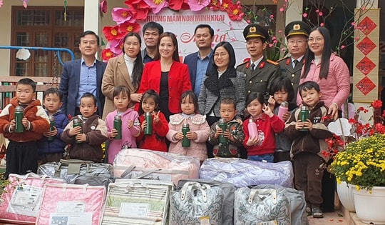 2 tỷ đồng trao tặng quà thiết yếu cho trẻ có hoàn cảnh khó khăn tại 3 tỉnh
