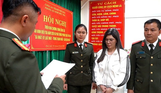 Nữ quái bị truy nã quốc tế 'sa lưới' khi vừa nhập cảnh về nước