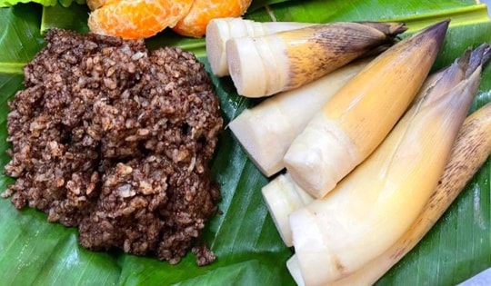 Măng vầu vào mùa, giá cao nhưng vẫn ‘đắt khách’