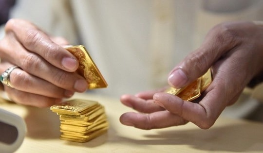 Giá vàng lên đỉnh rồi lại lao dốc, có nên mua đầu tư lúc này?