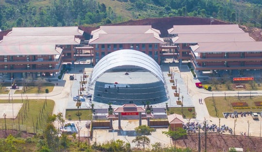 Máy tính bảng, nhạc cụ dân tộc… và ngôi trường '5 sao' hiện đại vùng biên giới Điện Biên