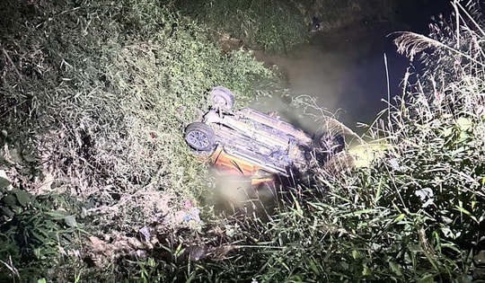 Ô tô lao xuống suối khiến 4 người thương vong