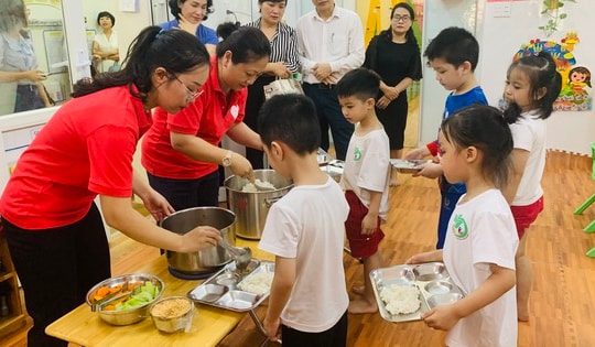 Quản lý bếp ăn bán trú và trách nhiệm của nhà trường