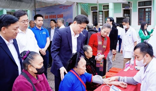 Hơn 1.000 người dân Yên Hòa được khám, tư vấn sức khỏe miễn phí tại "Tết ấm vùng cao 2026"