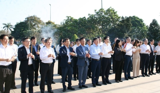 Lãnh đạo Bộ Y tế dâng hương tưởng niệm, tri ân các anh hùng liệt sĩ tại TPHCM