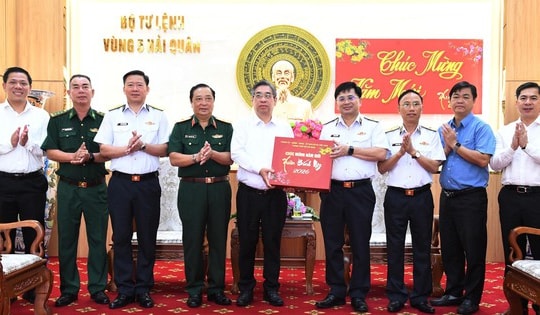 TPHCM và Quân chủng Hải quân chúc Tết Bộ Tư lệnh Vùng 5 Hải quân