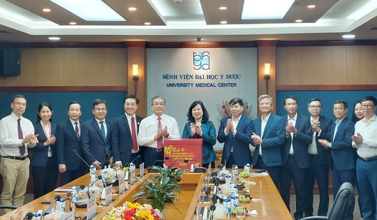 Bộ trưởng Bộ Y tế thăm, chúc Tết Bệnh viện Đại học Y Dược TPHCM, ghi nhận nhiều điểm sáng trong phát triển chuyên sâu