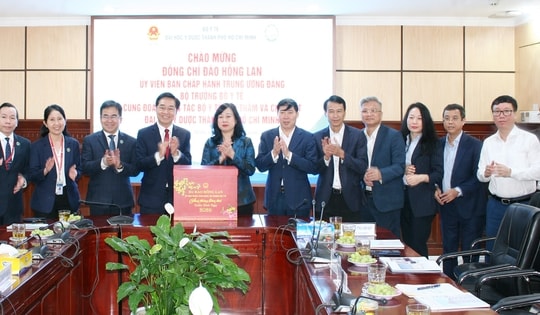 Bộ trưởng Đào Hồng Lan thăm, chúc Tết thầy trò ĐH Y Dược TPHCM