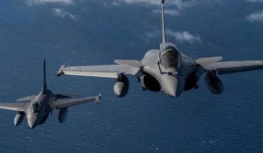 Rafale Pháp đối đầu Su-35 Nga: Cuộc so tài giữa công nghệ hiện đại và sức mạnh cơ động