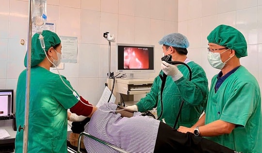Gắp thành công sợi thép xuyên thành dạ dày bệnh nhân