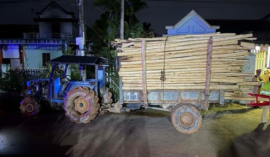 Hai chị em ruột tử vong thương tâm sau va chạm với xe máy cày chở keo tràm ở Huế