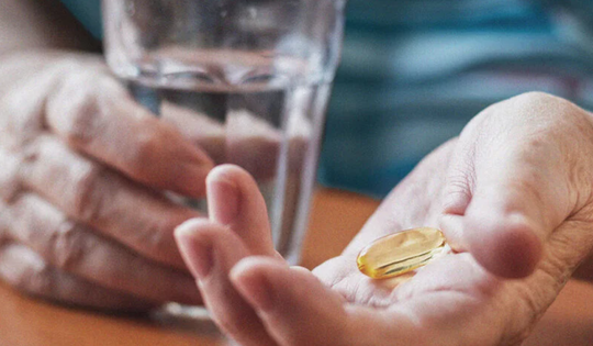 Người đang dùng thuốc huyết áp có nên uống thêm dầu cá?
