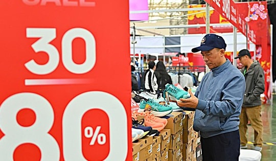 Người dân hào hứng săn ưu đãi đến 80% tại Hội chợ Mùa Xuân 2026