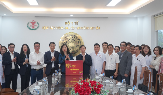 Bộ trưởng Đào Hồng Lan thăm, làm việc và chúc Tết Bệnh viện Phong-Da liễu Trung ương Quy Hòa