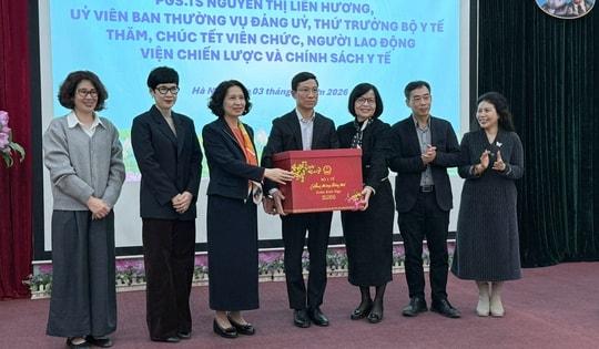 Thứ trưởng Nguyễn Thị Liên Hương chúc Tết Viện Chiến lược và Chính sách y tế