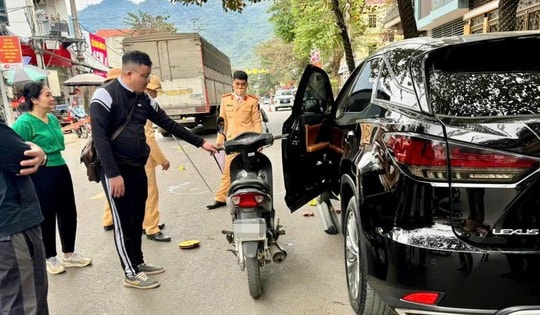 Chủ xe Lexus bị khởi tố vì mở cửa xe gây tai nạn làm 1 cháu bé tử vong