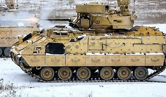 Mỹ triển khai xe chiến đấu Bradley phô trương hỏa lực sát biên giới Nga