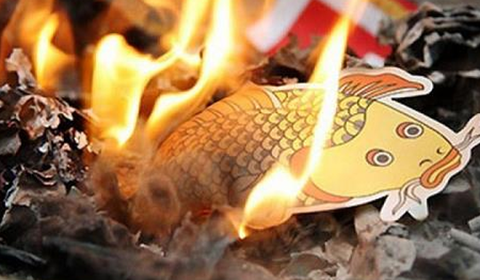 Cúng ông Công ông Táo: Hóa cá giấy hay thả cá chép sống?