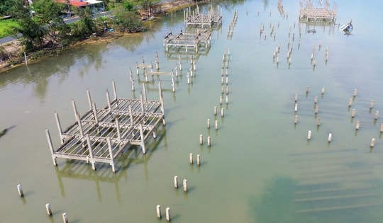 'Ma trận' cọc bê tông giữa 'tuyệt tình cốc' xứ Huế