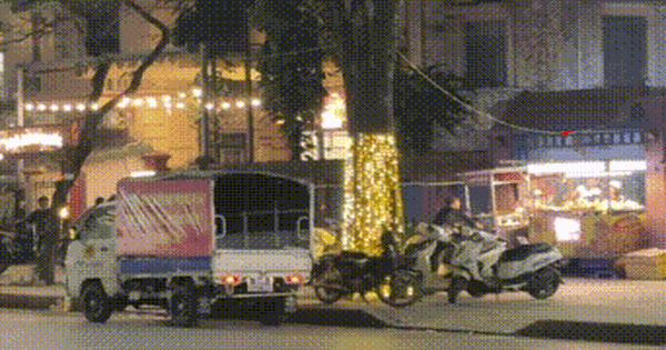 Sau khi Công an nhắc nhở, hàng quán tiếp tục bày bán trên vỉa hè ở phường Hoàng Liệt