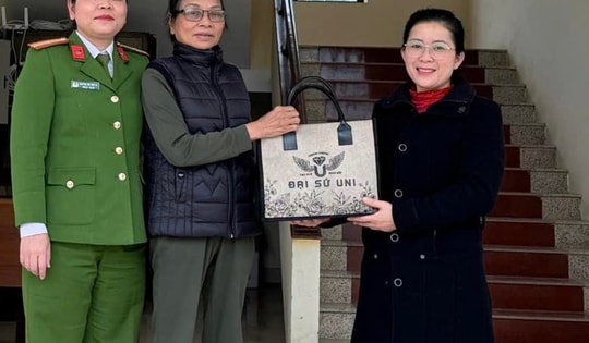 Nhặt được túi có 300 triệu đồng, người phụ nữ lập tức đến ngay công an