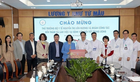 Thứ trưởng Nguyễn Thị Liên Hương thăm, chúc Tết y bác sĩ Bệnh viện Nội tiết Trung ương