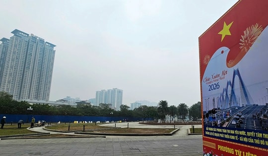 'Thay áo mới' cho công viên hồ điều hòa Mai Dịch dịp cận Tết