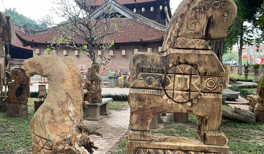 Cận cảnh bộ tượng ngựa độc bản Tây Nguyên chào Tết Bính Ngọ tại Hà Nội