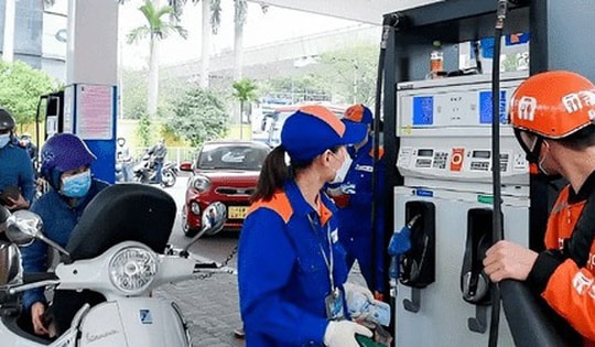 Giá xăng tăng lần thứ 2 liên tiếp, RON95 lên 18.880 đồng/lít